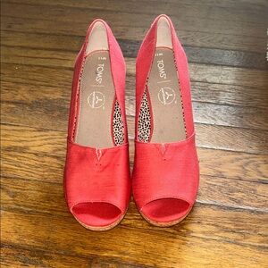 TOMS Women's Vibrant Red Wedge Peep Toes